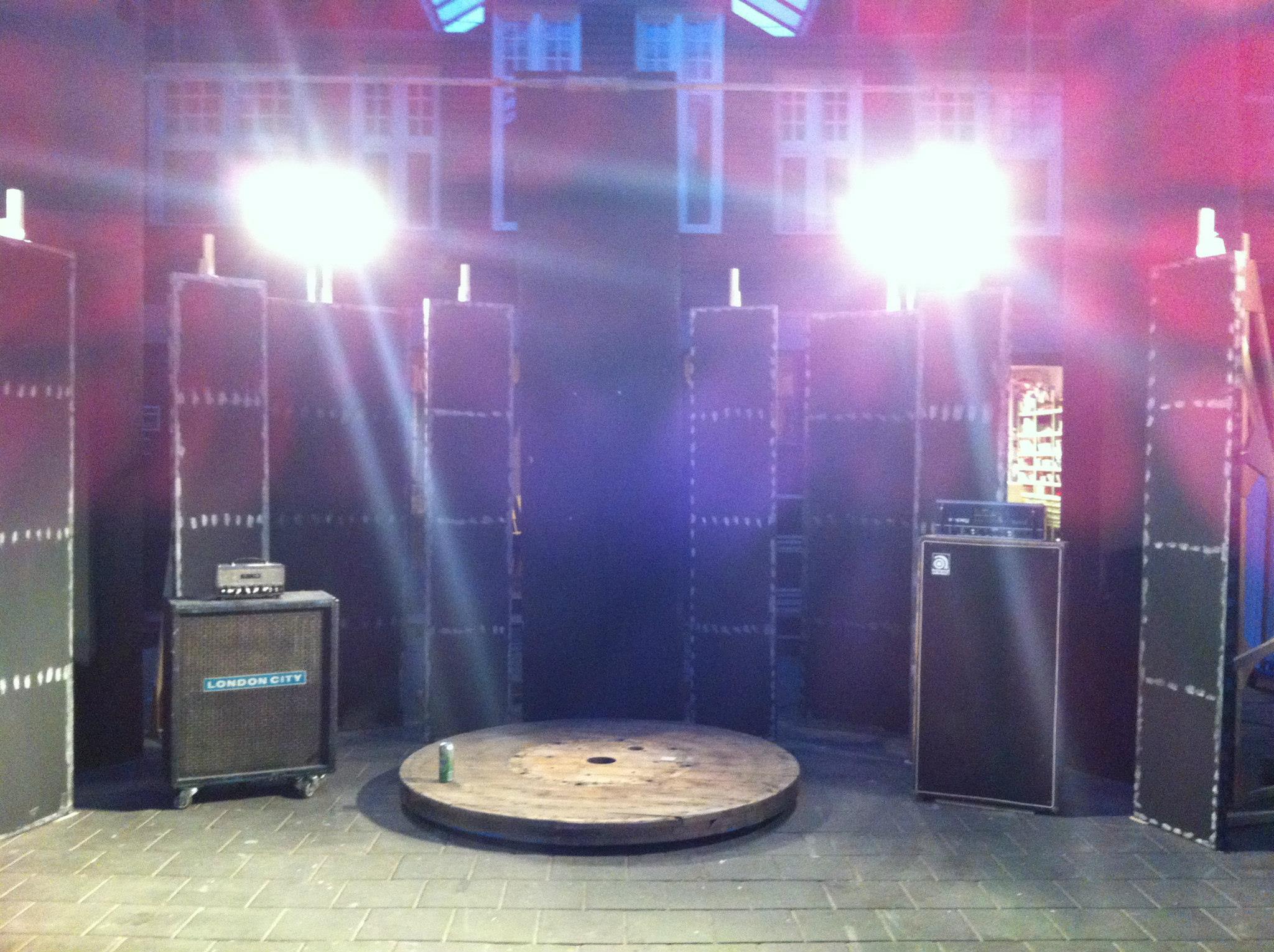 There you go… The set is done !!! Hey, we forgot the drumkit !!! – à Dordrecht.